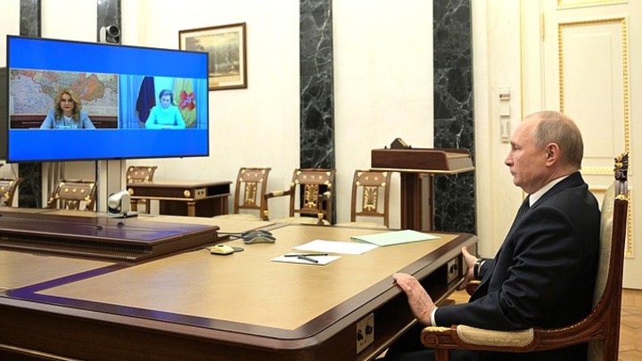 Владимир Путин сделал майские праздники непрерывными