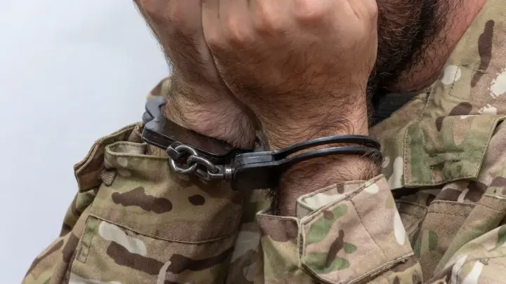 Почувствуйте себя в шкуре бойца СВО: К ростовским полицейским, запихнувших солдата в камеру, пришла проверка
