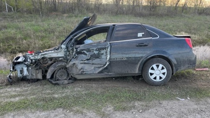 Lada вылетела с дороги после столкновения с Chevrolet в Самарской области