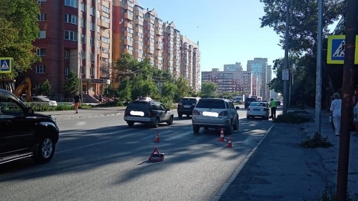 В Новосибирске Toyota сбила мать с 2-летним ребёнком на пешеходном переходе