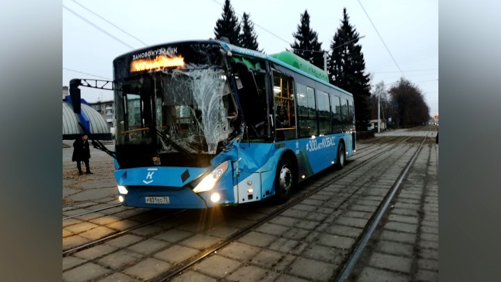Два пассажира получили травмы в ДТП с автобусом и КамАЗом в Новокузнецке