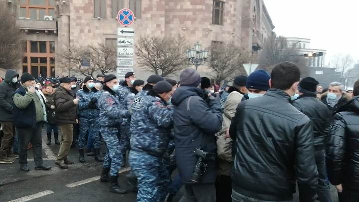 Пашинян испугался разъярённых военных, требующих отдать им положенное