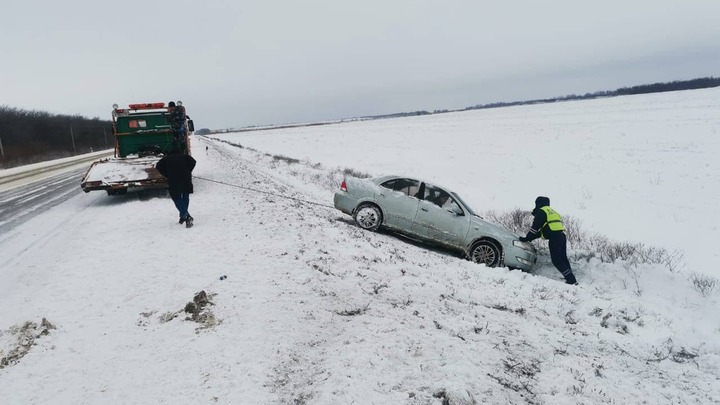 Застрявшего в снегу автомобилиста спасли инспекторы ДПС на загородной трассе Ростовской области