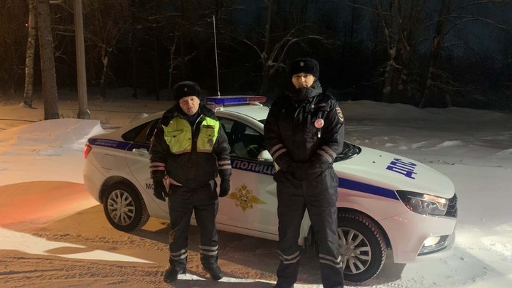 В Свердловской области полицейские дважды за смену спасли замерзающих на трассе автомобилистов