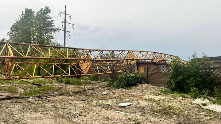 Строительный кран упал во время урагана в Петербурге: что известно
