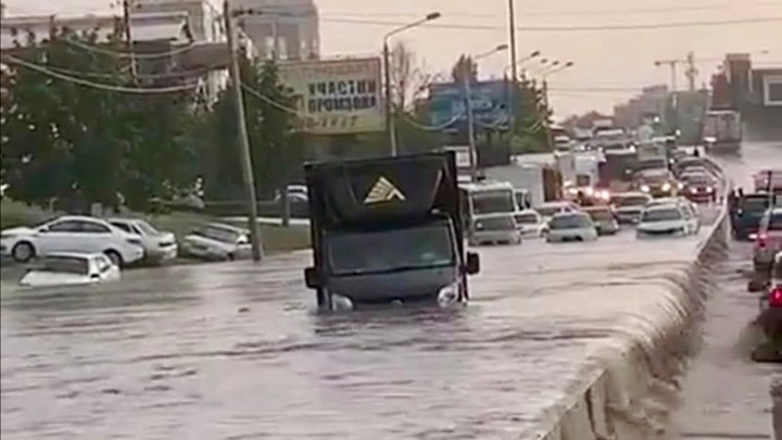 В гололёд и ливень Ростов-на-Дону ожидает транспортная блокада