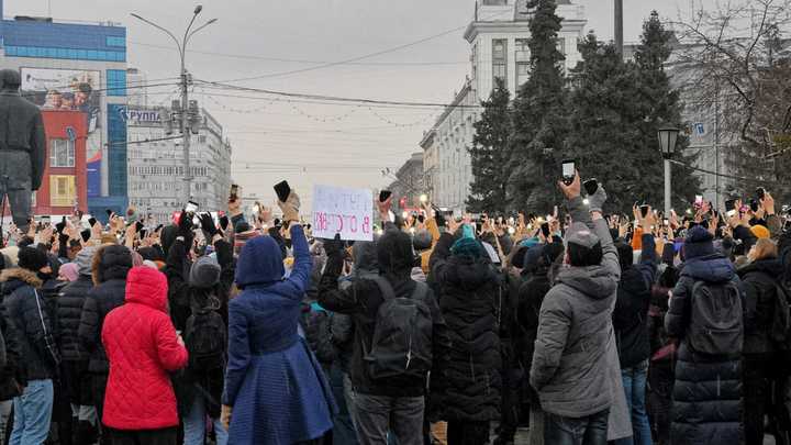 Незаконная акция в поддержку Навального прошла на площади Ленина в Новосибирске