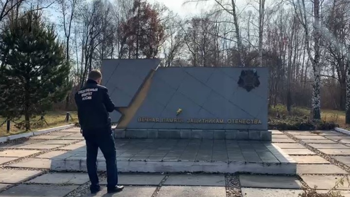 Полицейские Новокузнецка нашли изрисовавших краской мемориал школьниц