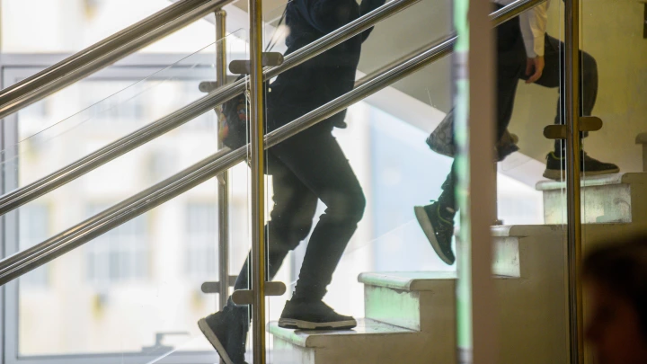 Массовая давка произошла в школе во Владивостоке, прокуратура начала проверку