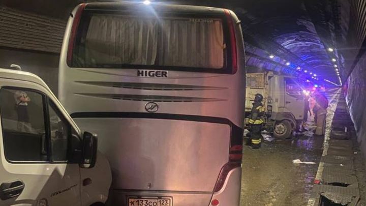 В аварии с грузовиком и экскурсионным автобусом в Сочи пострадали 19 человек