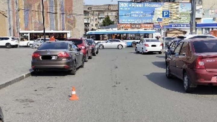 На парковке у железнодорожного вокзала Самары сбили пожилую женщину. Водитель скрылся