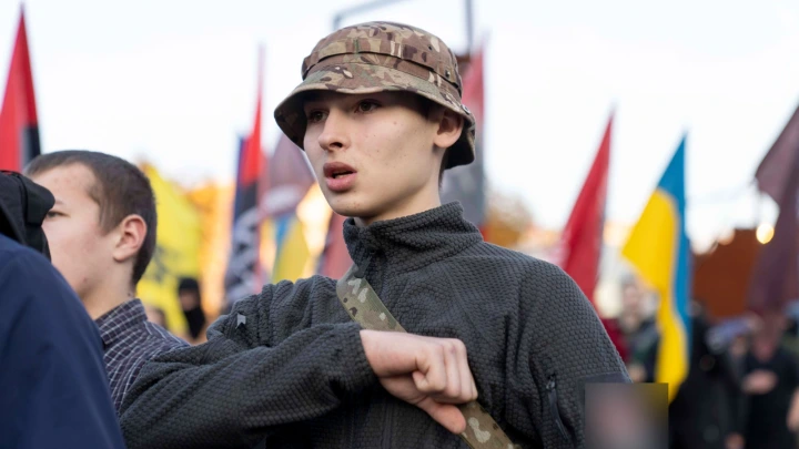 На Украине нацизма нет? Зигующих солдат ВСУ впервые заметили во Франции