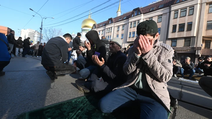 Азербайджанец порезал полицию в Москве из-за намаза: Ни в Казахстане, ни в Узбекистане такого бы не простили