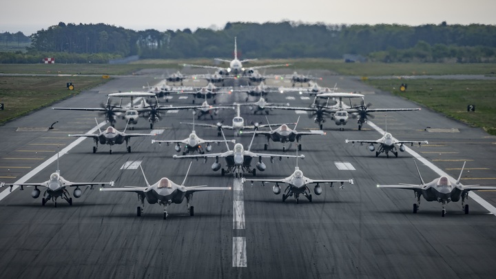 Новая дерзость НАТО: Самолёт-разведчик США прибыл к берегам Крыма с компанией