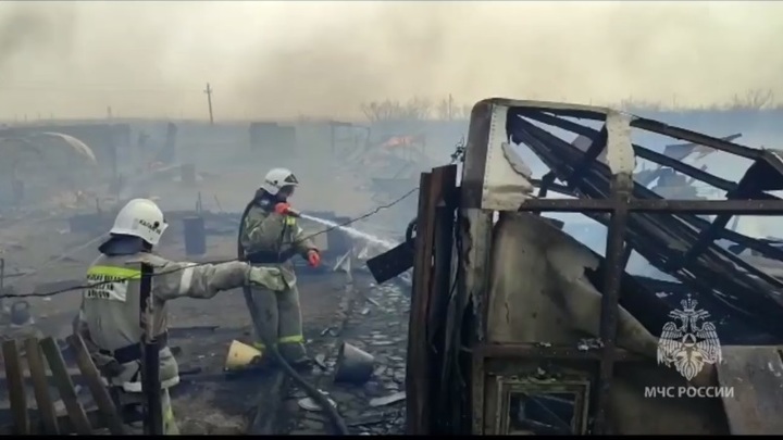 Пожар в девяти домах и котельной в забайкальском городе Борзя огнеборцы локализовали (видео)