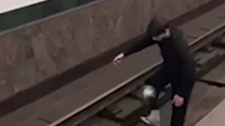 Опасный хайп. В Петербурге предложили запретить вход в метро блогеру, игравшему мячом на рельсах