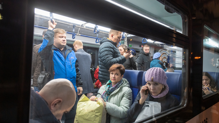 В екатеринбургской электричке задержали дебошира, который напал на охранника и пассажиров