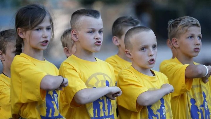 Все кричали москали на ножи: Младшеклассников на Украине заставили играть в зарницу с Бандерой