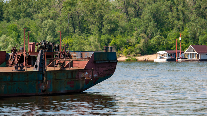 Неудачная провокация: Казаки отправили на дно Днепра баржу с бронированным буксиром ВСУ