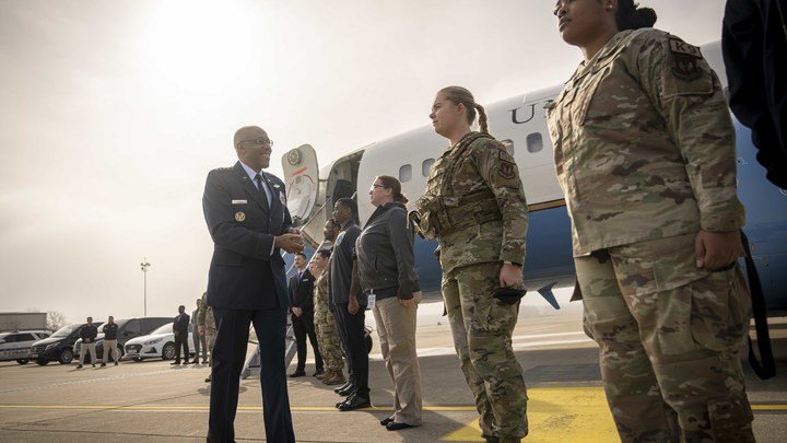 В США ищут операторов для работы в России: Обещают $700 в день за съёмки операций