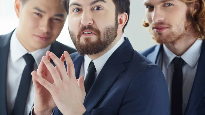 В Китае мужчину уволили за то, что он отказался петь на корпоративе