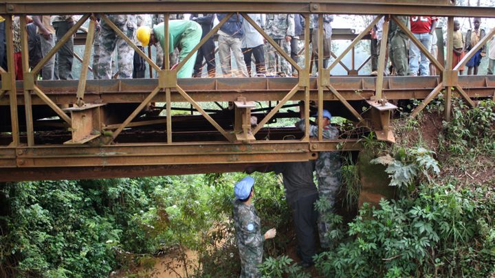 Ленту перерезали - мост рухнул: Эпическое открытие попало на видео