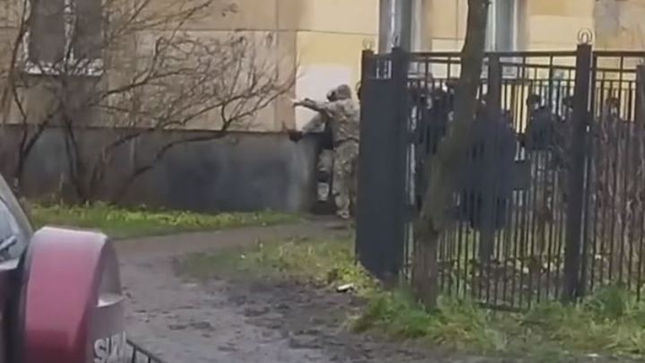 Спецназ выманил из квартиры дебошира, 5 часов державшего в заложниках детей в Колпино