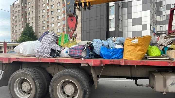 В Новосибирске у продавцов-нелегалов конфисковали десятки баулов с товарами