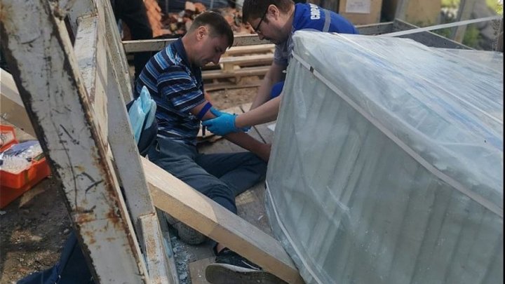 В Новосибирске на стройплощадке ЖК Закаменский груз упал на ноги рабочему