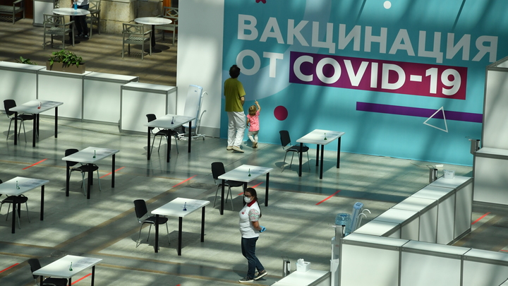 В московском Гостином дворе разъяснили правила вакцинации
