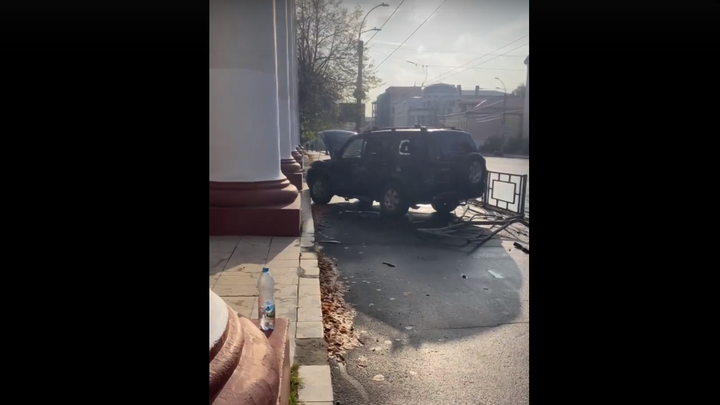 В Иванове внедорожник после ДТП протаранил колонну медакадемии