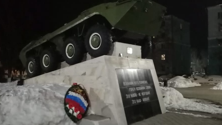 Разрисованную вандалами бронетехнику на площади Героев в Дзержинске уже отмыли