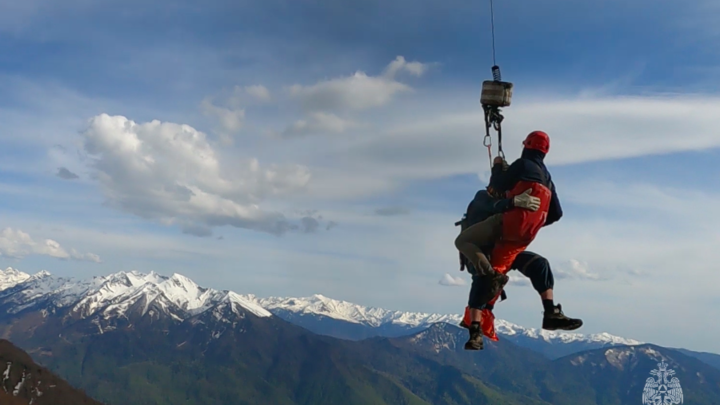 В Сочи 16-летний мальчик с мамой сорвались со скалы возле Ачипсинских водопадов