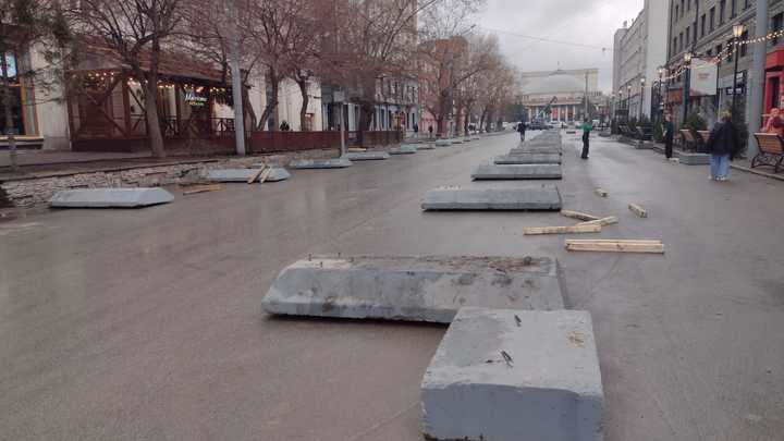 На улице Ленина в Новосибирске снова поставили бетонные гробики