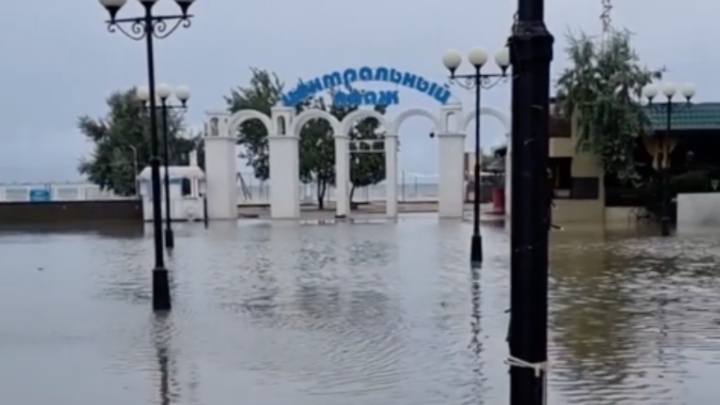 В Анапе циклон разрушил центральный пляж