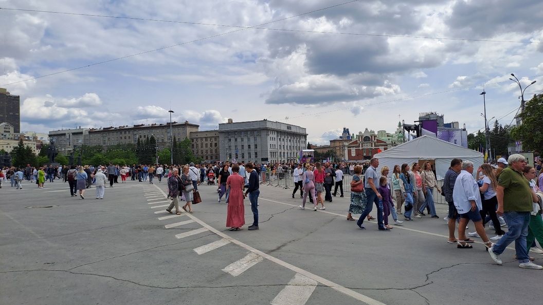 В мэрии Новосибирска прокомментировали провал поливальной машины под землю