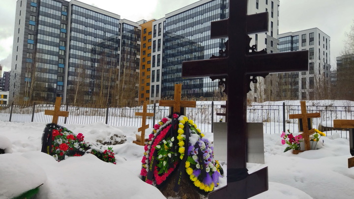 Под Екатеринбургом кладбище подбирается к садовому товариществу