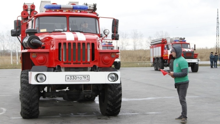 В Ростове-на-Дону пожарные устроили гонки на спецавтомобилях