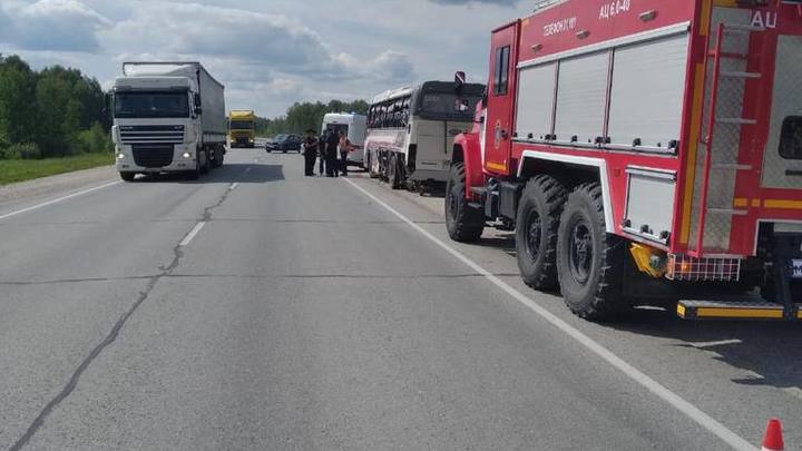 Пассажирский автобус и фура столкнулись на трассе в Новосибирской области