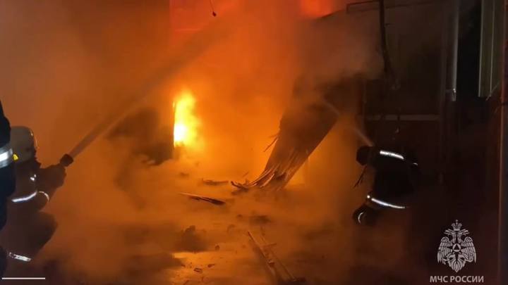 В Краснодаре огонь ночью окутал Восточный рынок: Что известно на данный момент?