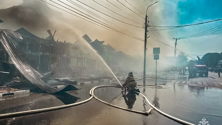 Под Краснодаром произошло возгорание торговых рядов