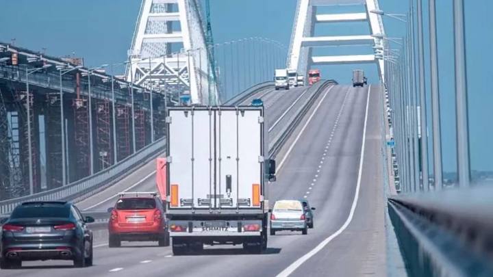 На Крымском мосту восстановили движение транспорта