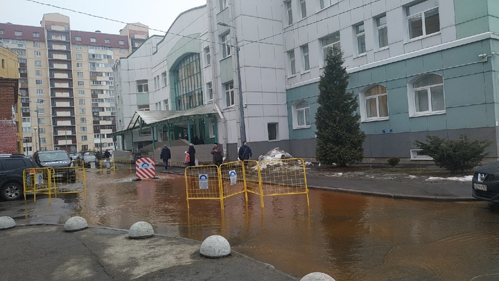 Неофициальное открытие фонтанов в Петербурге: у поликлиники забил очередной гейзер