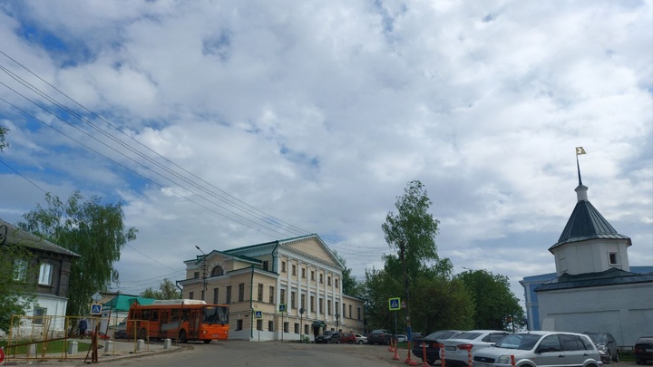 Вандалы разрисовали стену здания недавно благоустроенного Гостиного ряда в Арзамасе