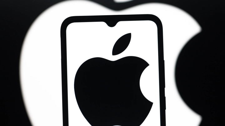 Apple обвинили в пропаганде ЛГБТ*