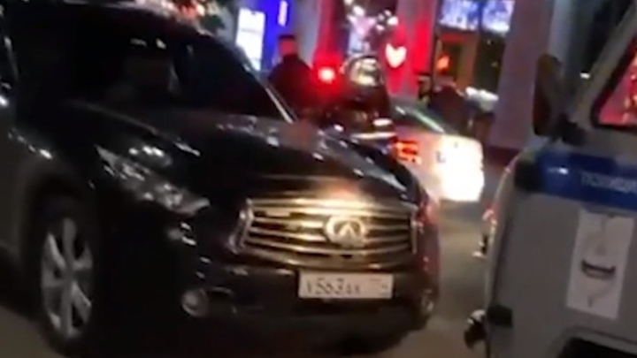 Совсем обнаглел: в Челябинске по пешеходной Кировке гонял внедорожник Infiniti