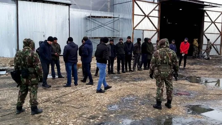 В Электростали полиция провела рейд по мигрантам в такси