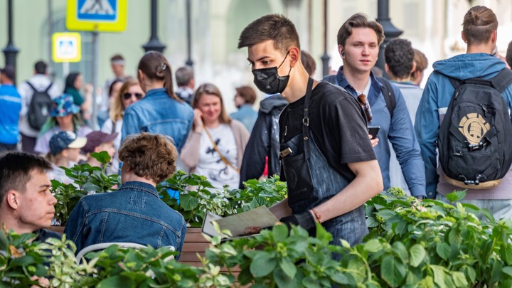Началось: в Челябинске требуют привить официантов и поваров Началось: в Челябинске требуют привить официантов и поваров