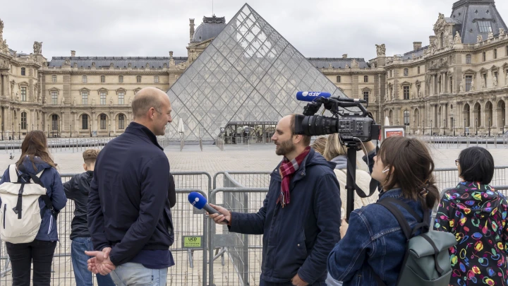 В Лувре работали дилетанты: Криминалист Евгений Харламов указал на явные нестыковки