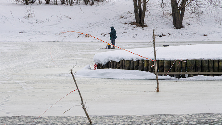 В Красноярском крае двое рыбаков провалились в полынью и пропали
